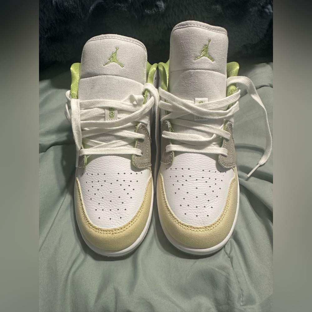 AIR JORDAN 1LOW SE (GS)
WHITE/VIVID GREEN-WHITE
BLANG/BLANG/VERT VIP - Picture 2 of 8
